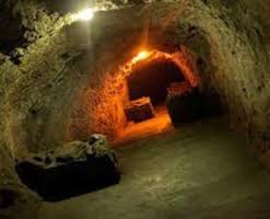 Temen que más de 200 mineros estén atrapados en mina de oro ilegal