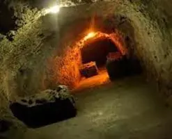 Temen que más de 200 mineros estén atrapados en mina de oro ilegal