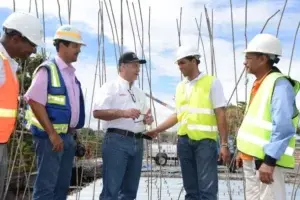 Obras Públicas cierra puente sobre el río Haina