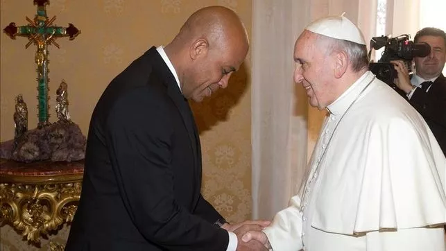 El papa recibe al presidente de Haití y hablan de la reconstrucción del país.