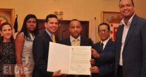 Colaborador de El Día recibe “Premio Municipal de la Juventud Santiago Apóstol 2014”