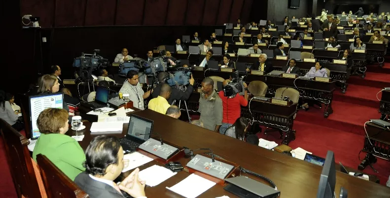 Sesión Deja Sobre La Mesa Tribunal Constituciónal.