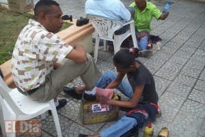 La limpiabotas de San Cristóbal que nunca pierde las esperanzas