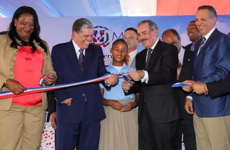 Danilo inaugura escuelas integran a tanda extendida