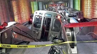 Un vagón del metro de Chicago aparece cerca de las escaleras eléctricas de la estación O’Hare tras el descarrilamiento ocurrido la madrugada de hoy.  (Foto:AP).