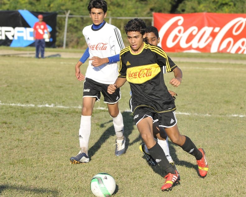 De la Salle avanza cuartos de final en el fútbol colegial El Día