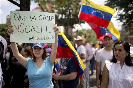 Entre protestas conmemoran muerte de Chávez