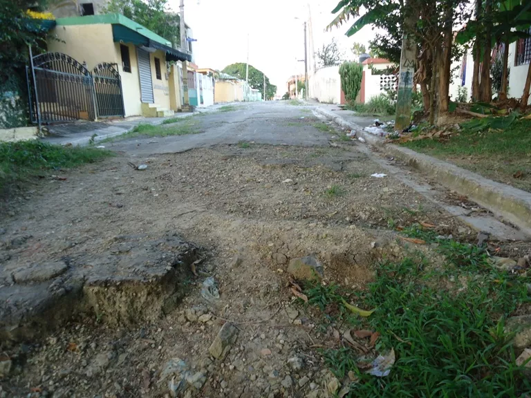 Munícipes reclaman arreglo de calles