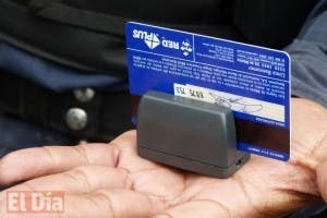 Apresan camarero clonaba tarjetas de crédito de clientes