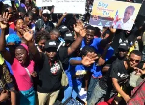 Cientos de dominicanos de ascendencia haitiana oran frente al Congreso