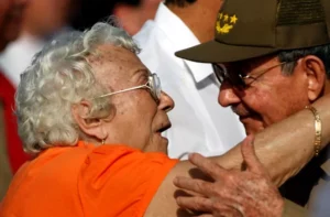 Melba Hernández saluda al presidente de Cuba, Raúl Castro.