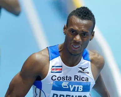 Nery Brenes en la final de 400 metros.