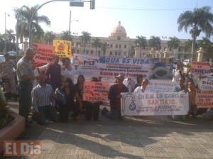 Munícipes de La Canela exigen frente al Palacio construcción de un acueducto