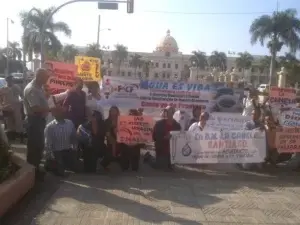 Munícipes de La Canela exigen frente al Palacio construcción de un acueducto