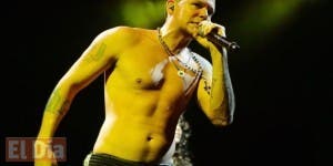 ‘Residente’ de Calle 13   golpea fanático que lo ahorcaba