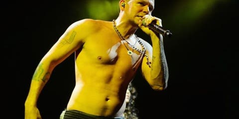‘Residente’ de Calle 13   golpea fanático que lo ahorcaba