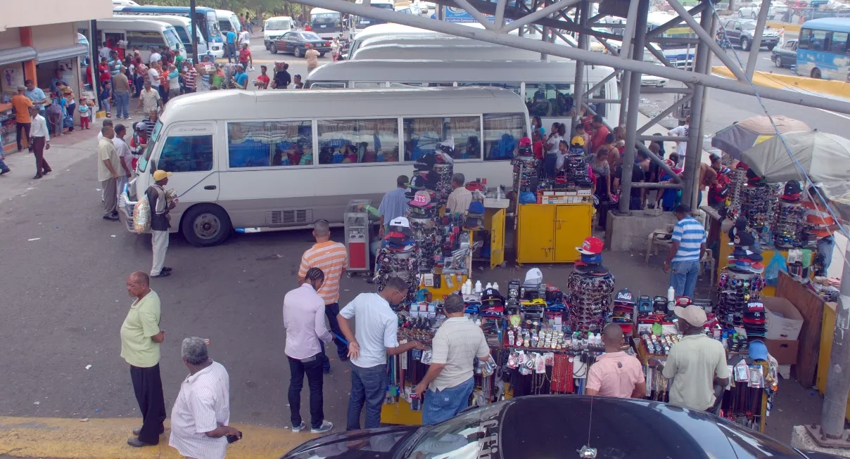 Miles de pasajeros empezaron a salir hacia el interior