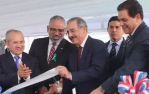 Medina inaugura  escuelas y  planta solar  en Santiago