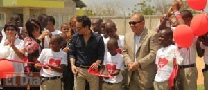 Marc Anthony arropado por emociones abre la puerta de orfanato