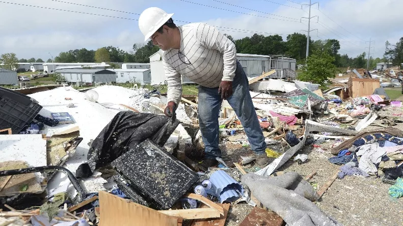 Tornados dejan un saldo de 35 muertos