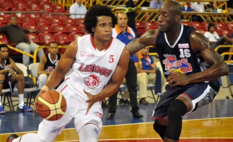 Lavell Payne, derecha, en acción en la LNB ante Manuel Fortuna, de los Leones.