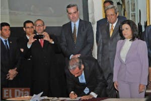 Pacto fue firmado en Palacio y prioriza capacitación maestros