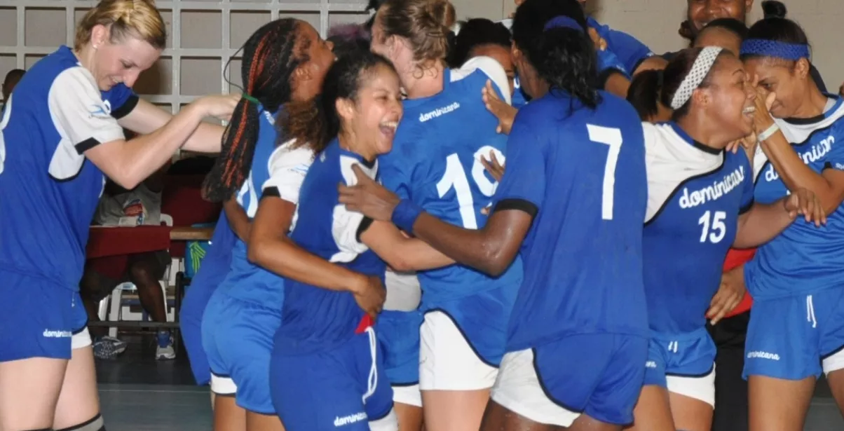 JUGADORAS DEL EQUIPO DE BALONMANO CELEBRAN EL TRIUNFO SOBRE MEXICO