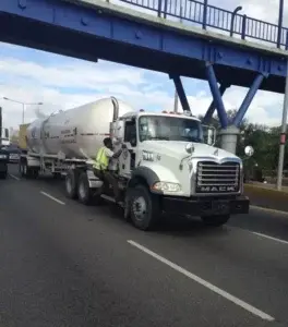 Amet retiene camiones tanqueros y motocicletas por usar túneles y elevados