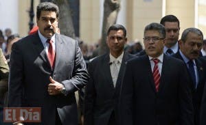 Maduro y oposición acuden a cancillería para reunión preparatoria