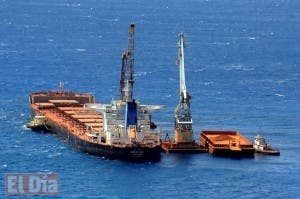 Barco chino estaba varado frente a Pedernales ya puede zarpar