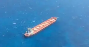 Un buque cargado de bauxita queda varado al suroeste de Cabo Rojo