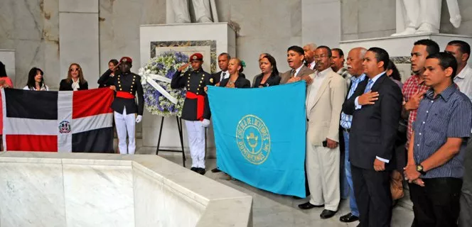 SEMANA DEL  LOCUTOR DOMINICANO Ofrenda floral en el Altae de la paria