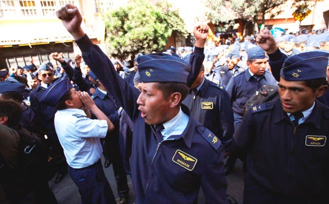 Militares marchan contra alto mando en Bolivia