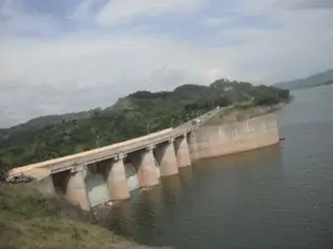 Comienzan a desfogar presa Tavera para evitar llegue a su máximo nivel