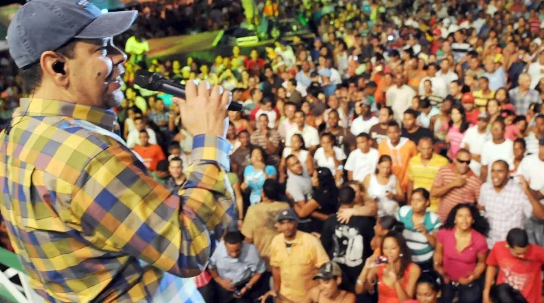 Fernando Villalona en el concierto de verano presidente en santiago.