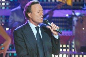 Tribunal admite trámite demanda de paternidad contra Julio Iglesias