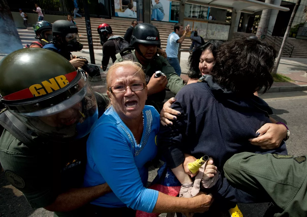 Detenidos en las protestas son conducidos ante  los tribunales