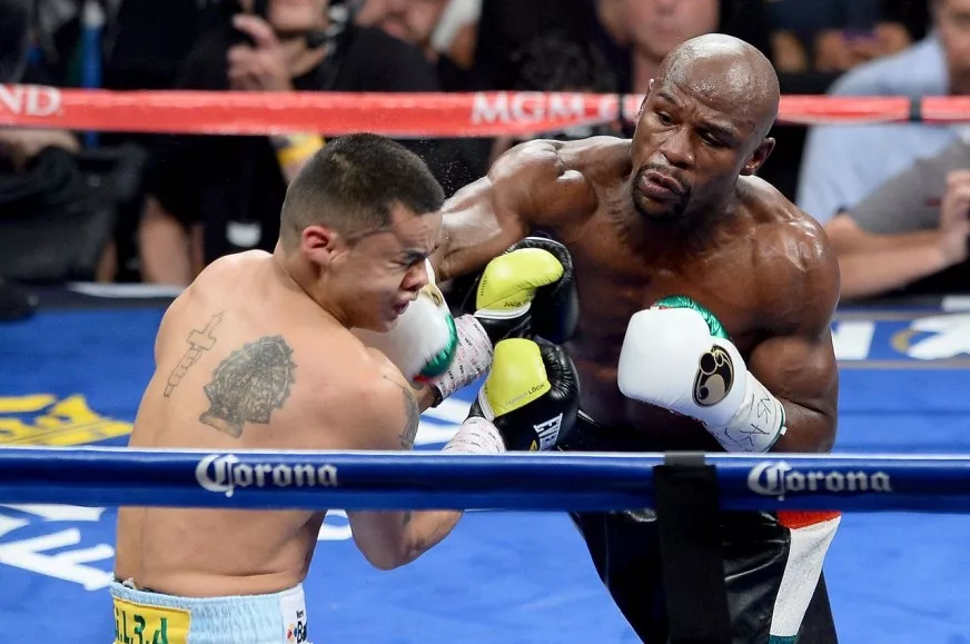 Floyd Mayweather Jr. (der.) conecta en el rostro del argentino Marcos Maidana. GETTY.