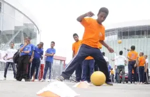 Chevrolet y la One  World Fútbol donan 17 mil balones a RD