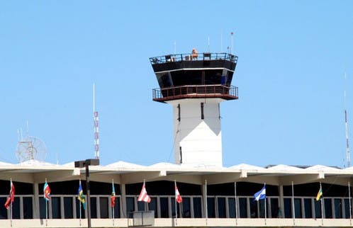 Refuerzan vigilancia en aeropuertos y terminales tras atentados en Bruselas