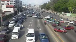 ¡Tremendo tapón!  Chóferes de carros públicos bloquean avenida 27 de Febrero