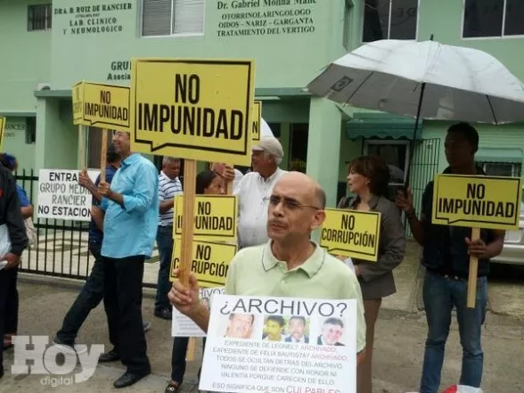 Manifestantes exigen se investigue a Díaz Rúa por presuntos actos de corrupción