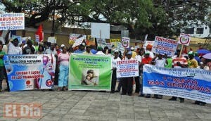 Obreros marchan en su día en demanda de respeto por sus conquistas laborales