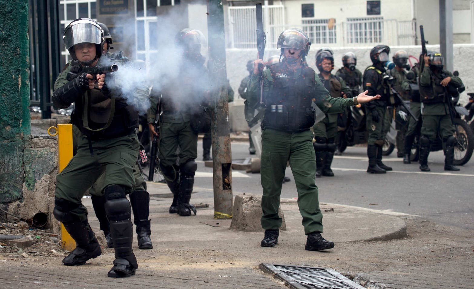 Policía venezolana impide marcha y estudiantes convocan a nuevas protestas