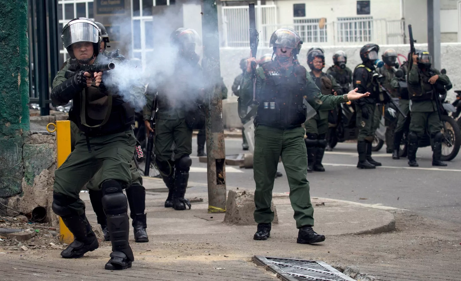 Policía venezolana impide marcha y estudiantes convocan a nuevas protestas 