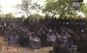 Video muestra orando a adolescentes secuestradas en Nigeria