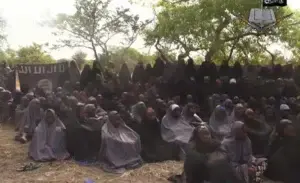 Video muestra orando a adolescentes secuestradas en Nigeria