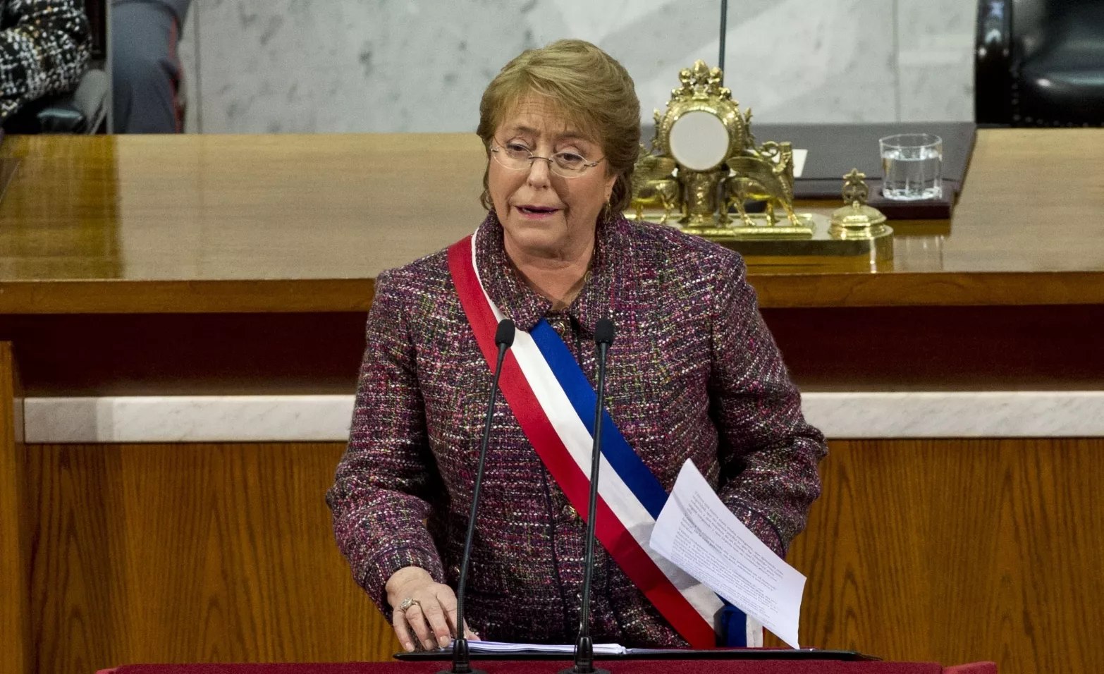 Apoyo a presidenta  Bachelet cae al 49 %, el más bajo de su segundo mandato, según sondeo 