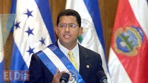 El Salvador: Expresidente Francisco Flores huyó a Panamá, según el gobierno