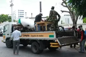 AMET y el ayuntamiento retiran vendedores ambulantes de la Máximo Gómez